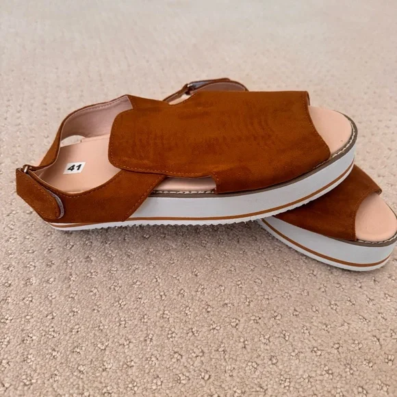 brown sandals with velcro strap! - Picture 4 of 4